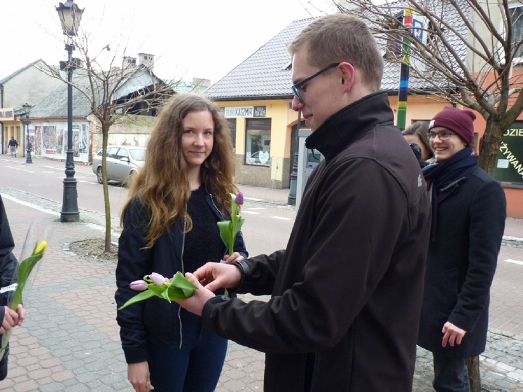 Młodzieżowa Rada Miejska rozdaje tulipany