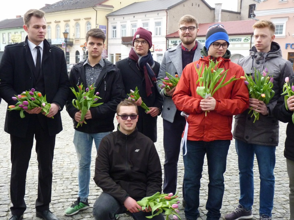 Młodzieżowa Rada Miejska rozdaje tulipany