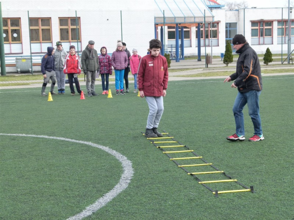 Gra terenowa z bezpieczeństwem w sieci w tle