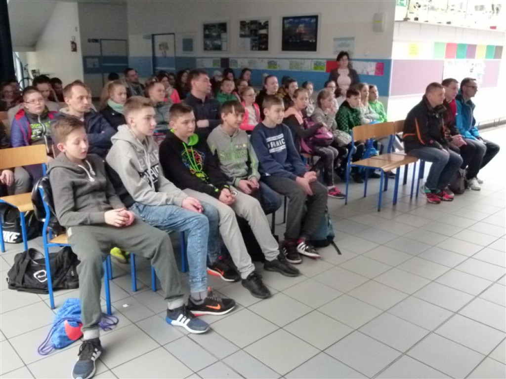Gra terenowa z bezpieczeństwem w sieci w tle