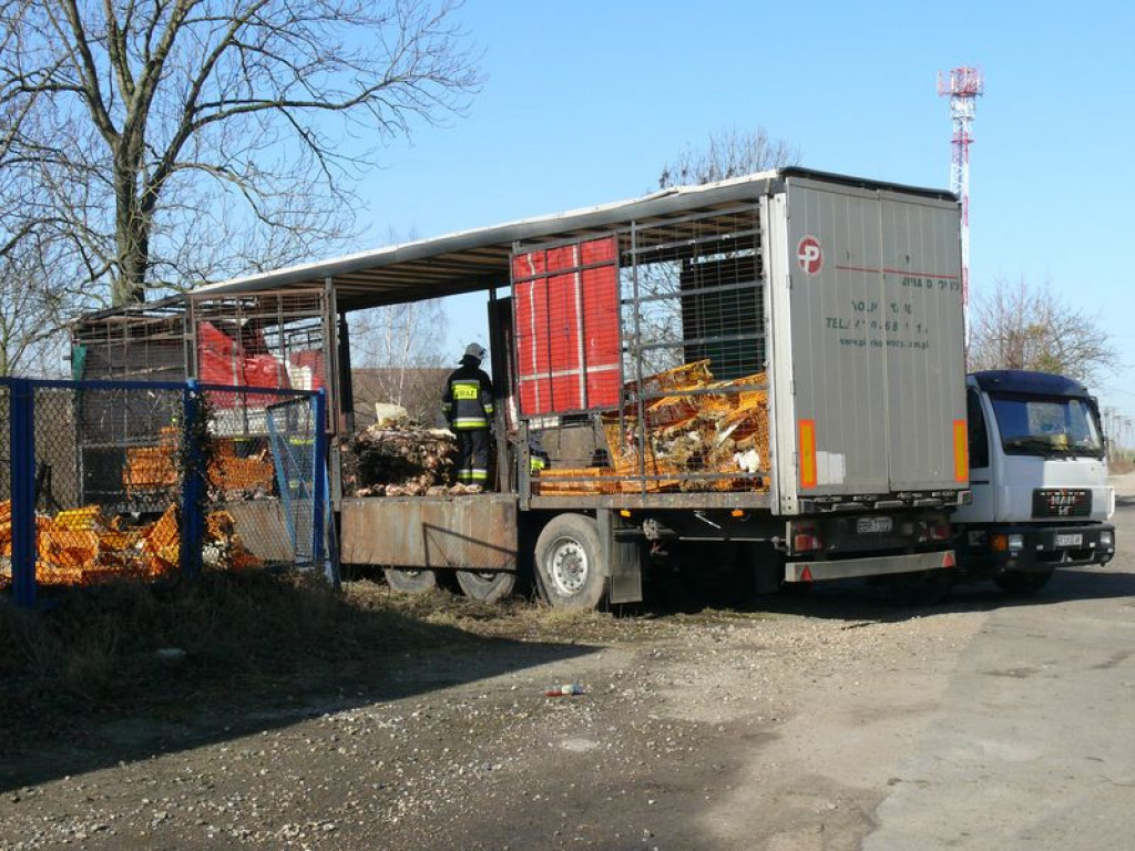 Ciężarówka ścięła słup energetyczny