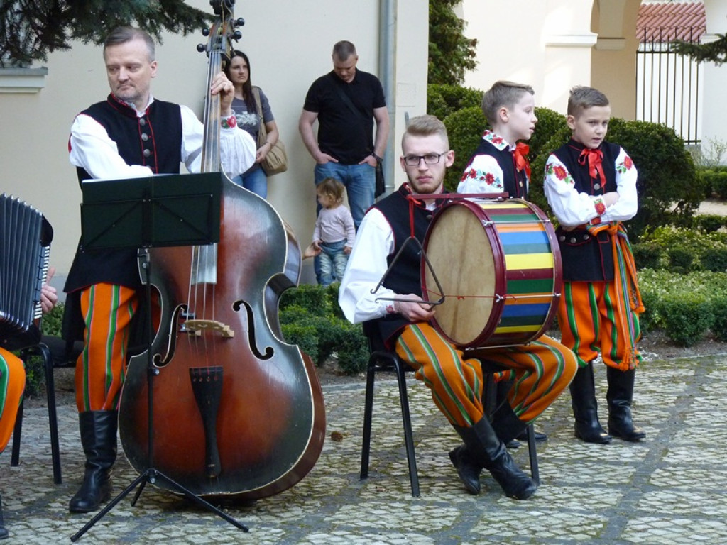 Łowickie zespoły ludowe w koncercie dla Agnieszki