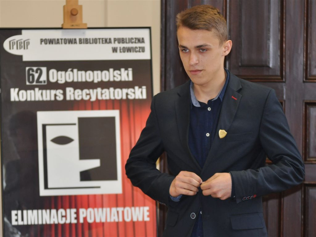 Dziesięć osób recytowało wiersze w bibliotece