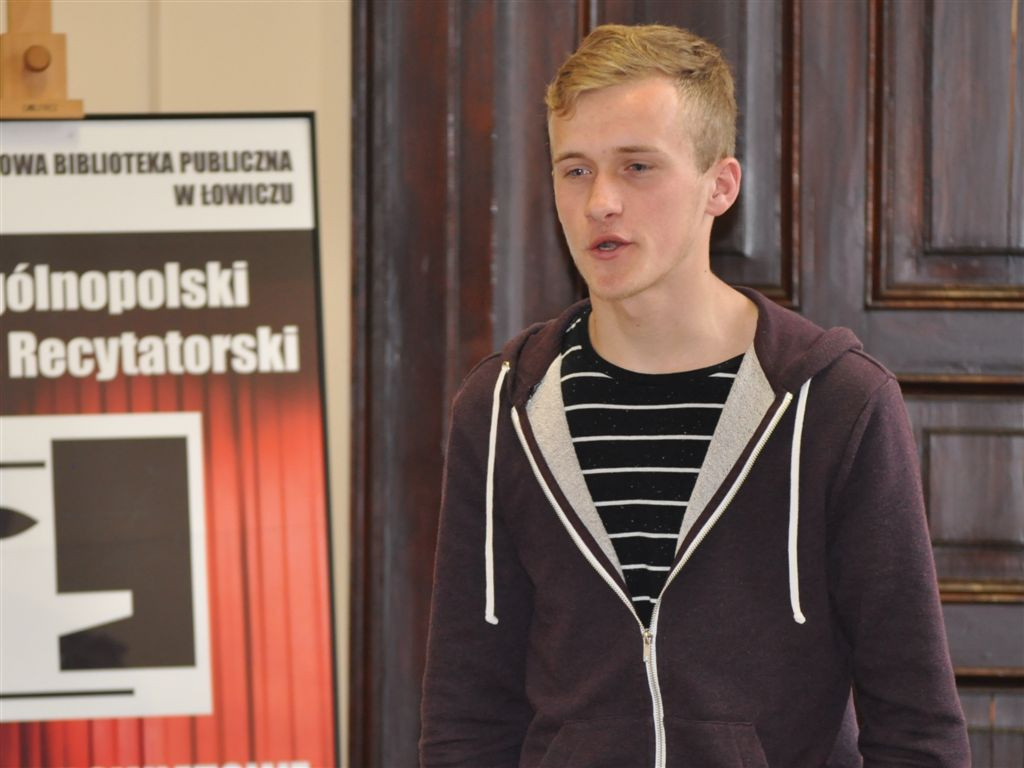 Dziesięć osób recytowało wiersze w bibliotece
