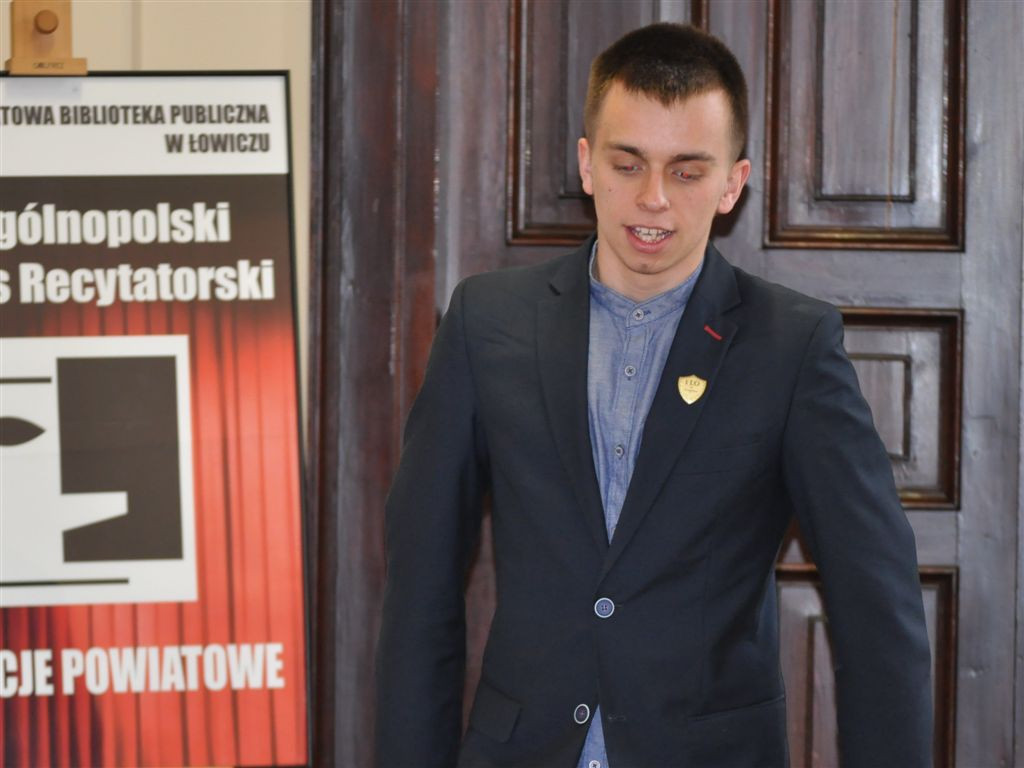 Dziesięć osób recytowało wiersze w bibliotece