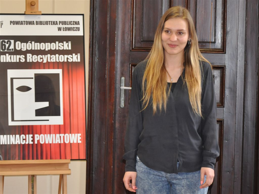 Dziesięć osób recytowało wiersze w bibliotece