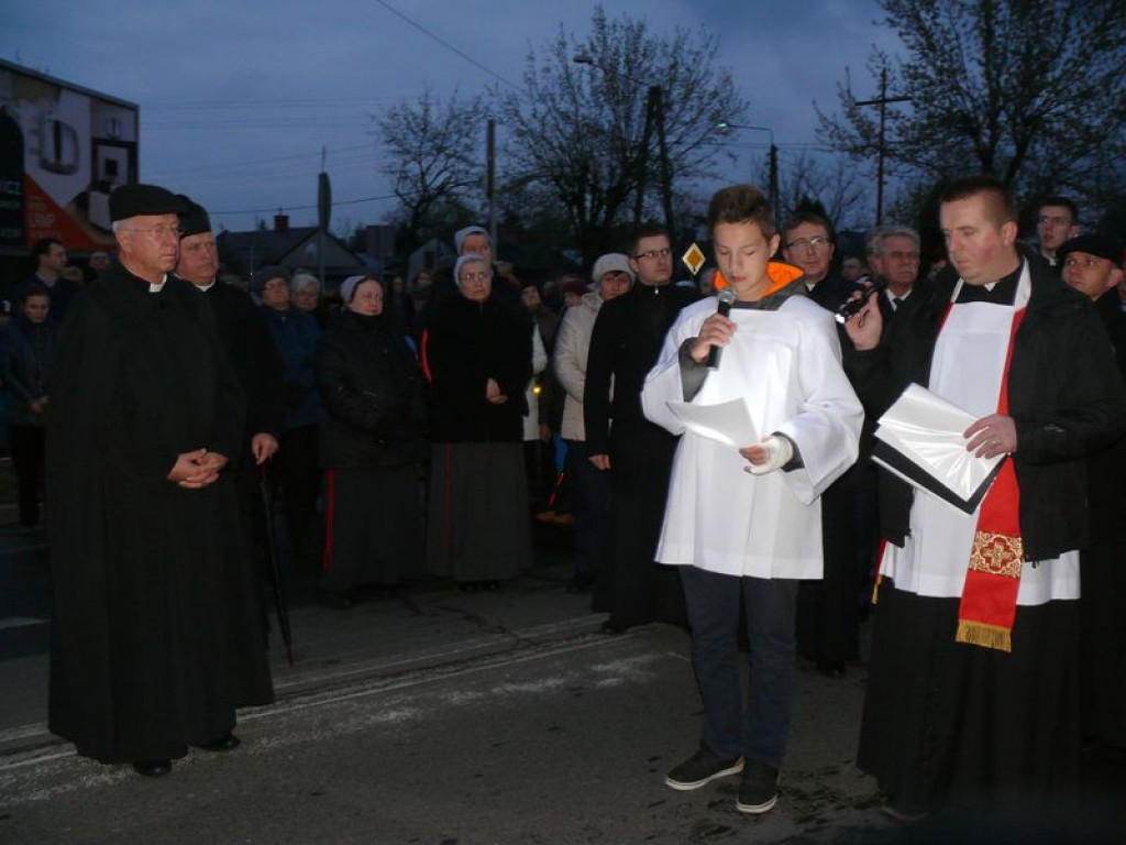 Za krzyżem ulicami Łowicza
