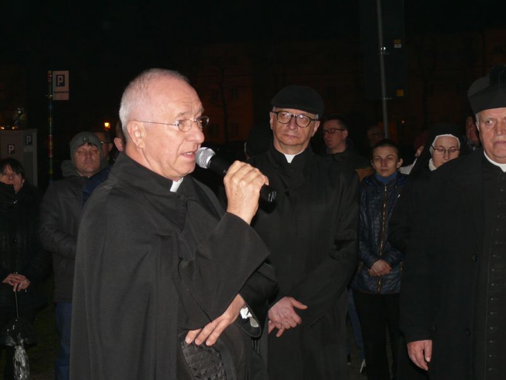 Za krzyżem ulicami Łowicza