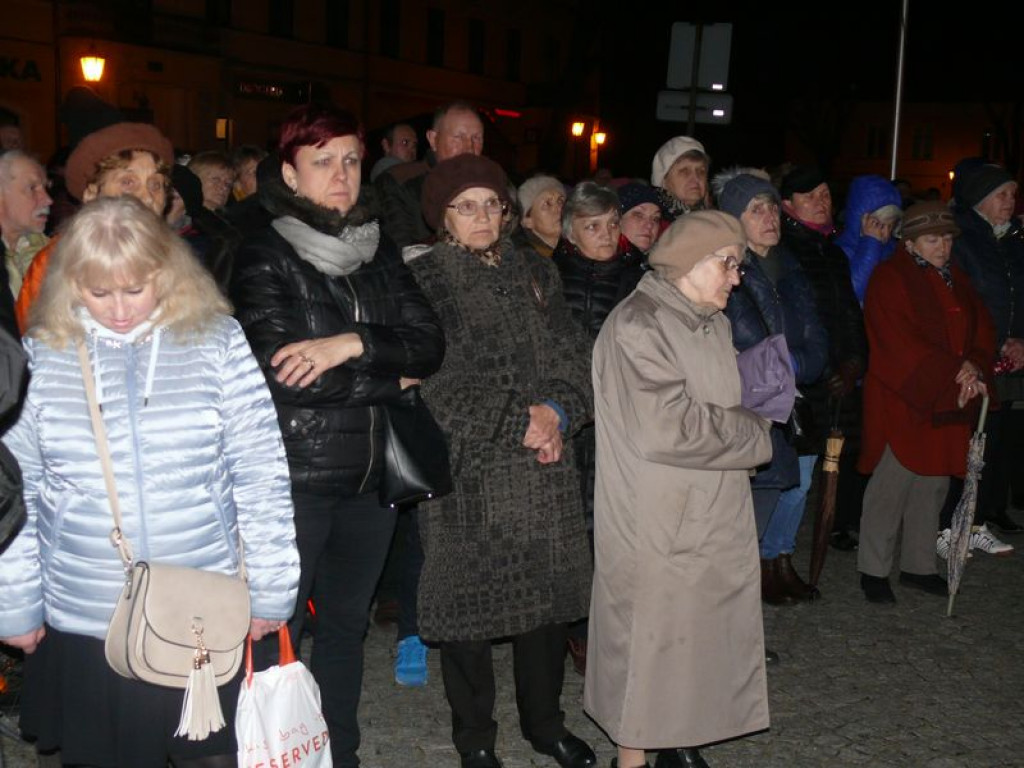 Za krzyżem ulicami Łowicza