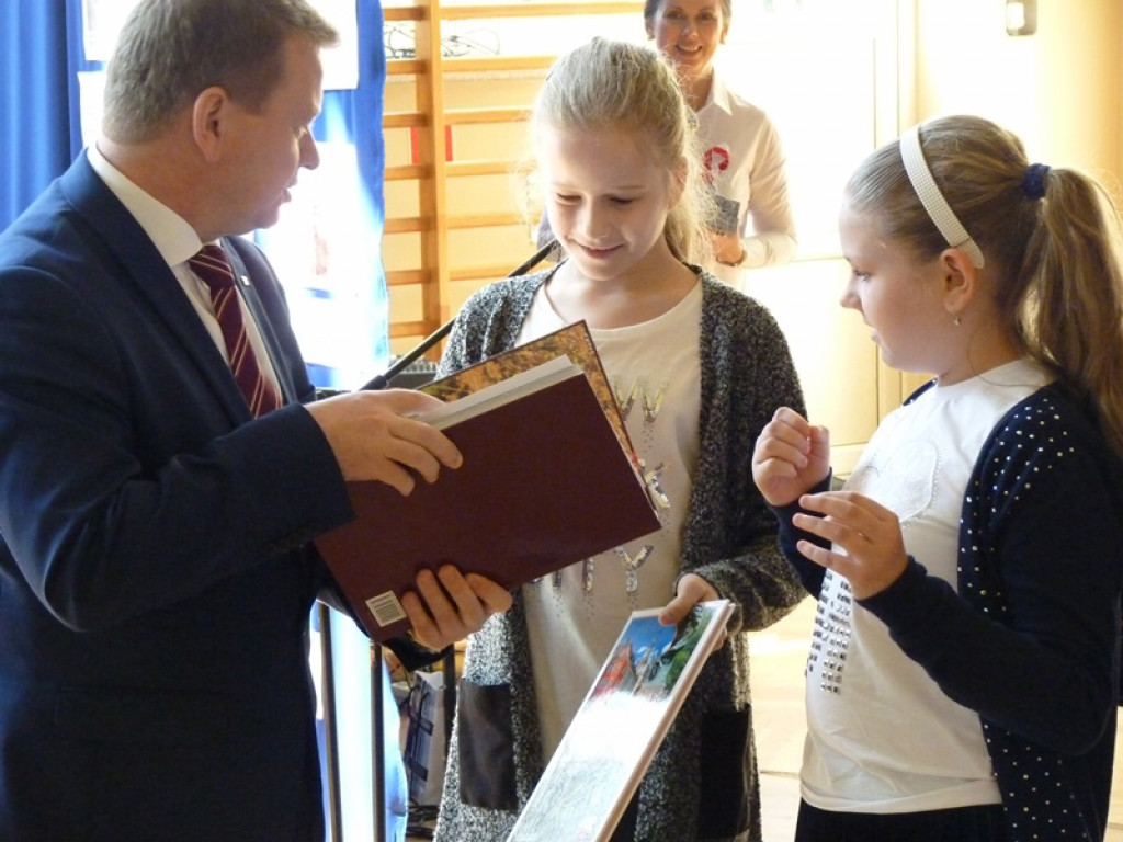 Łódzki kurator oświaty gościł w szkole w Dąbkowicach
