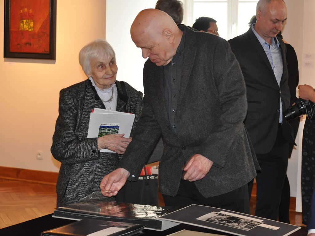 Wystawa Jerzego Leontiewa w łowickim muzeum. Sztuka czysta. Sztuka użytkowa