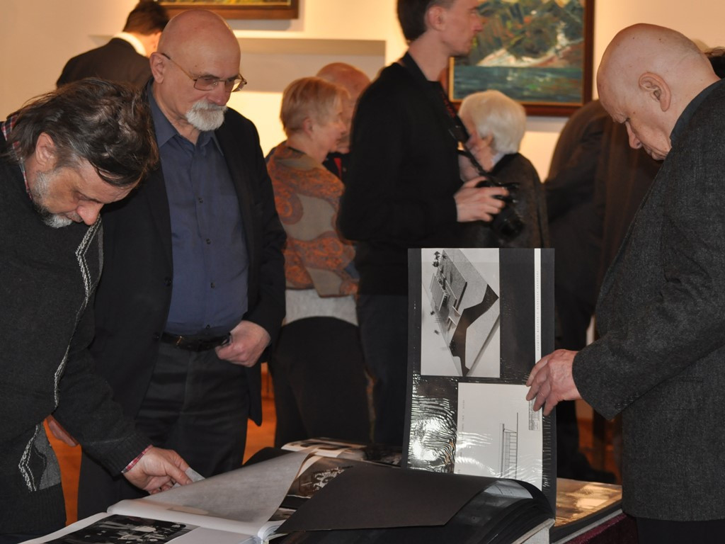 Wystawa Jerzego Leontiewa w łowickim muzeum. Sztuka czysta. Sztuka użytkowa