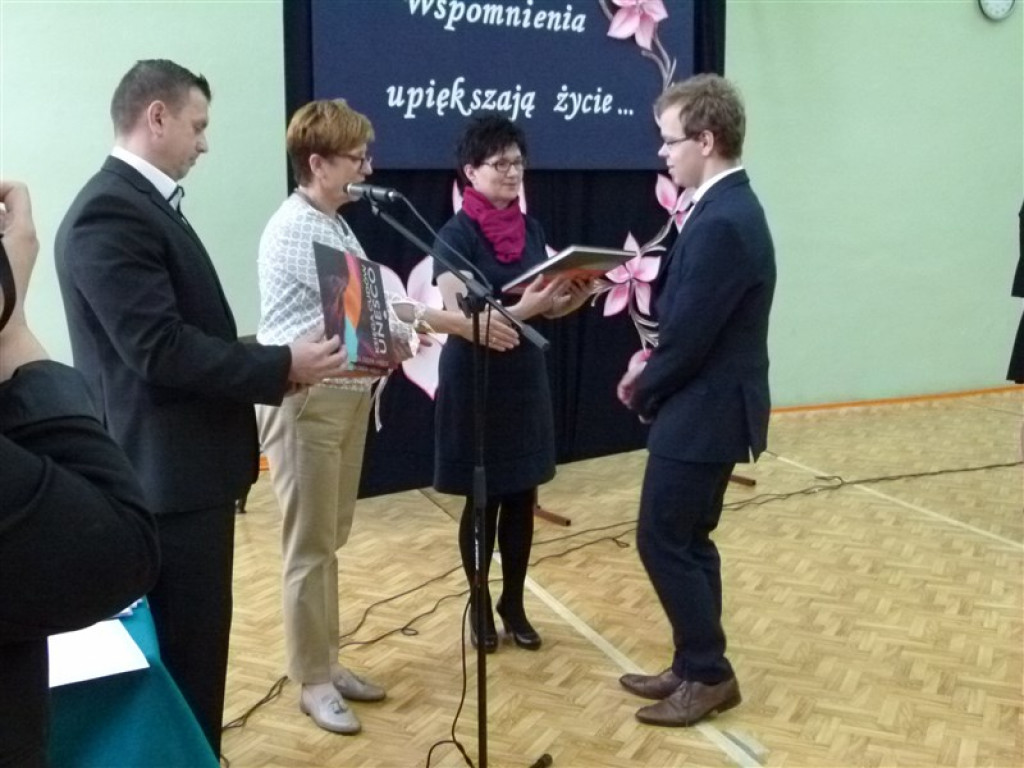 Trzecioklasiści odebrali świadectwa