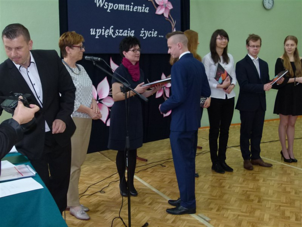Trzecioklasiści odebrali świadectwa