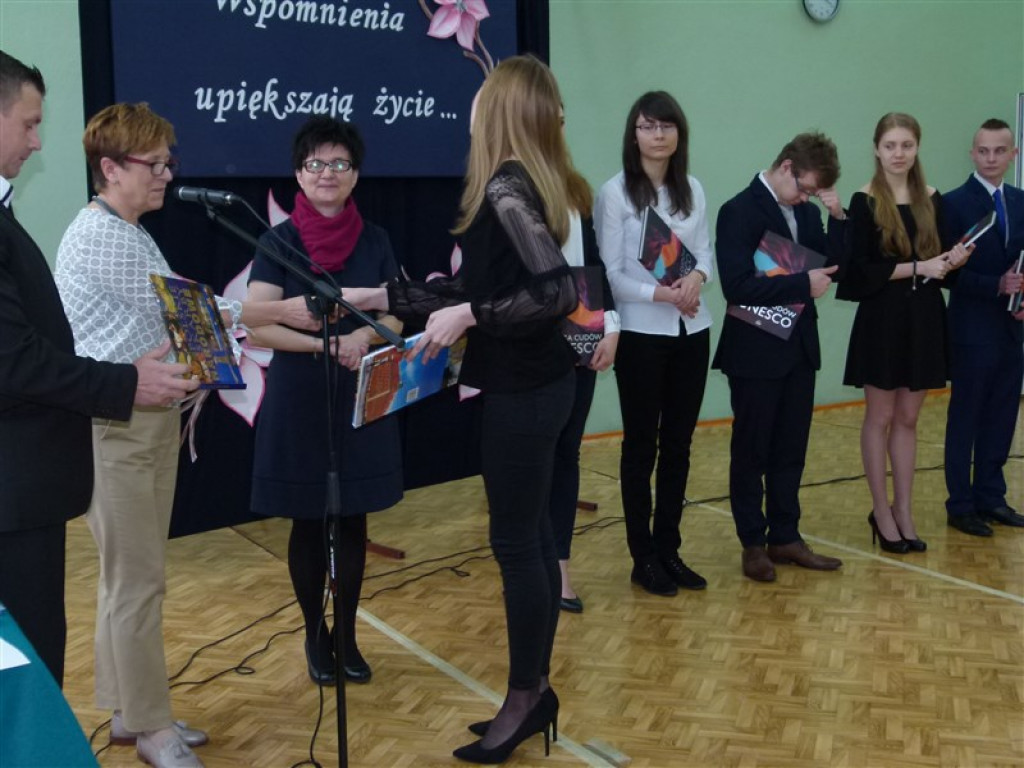 Trzecioklasiści odebrali świadectwa