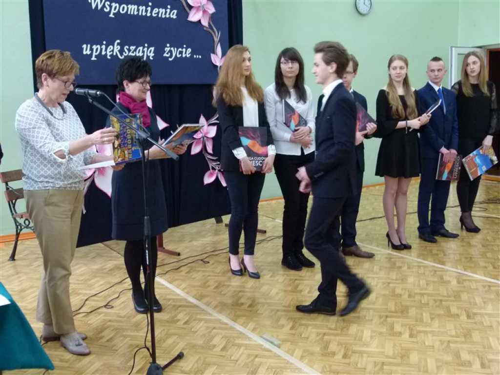 Trzecioklasiści odebrali świadectwa