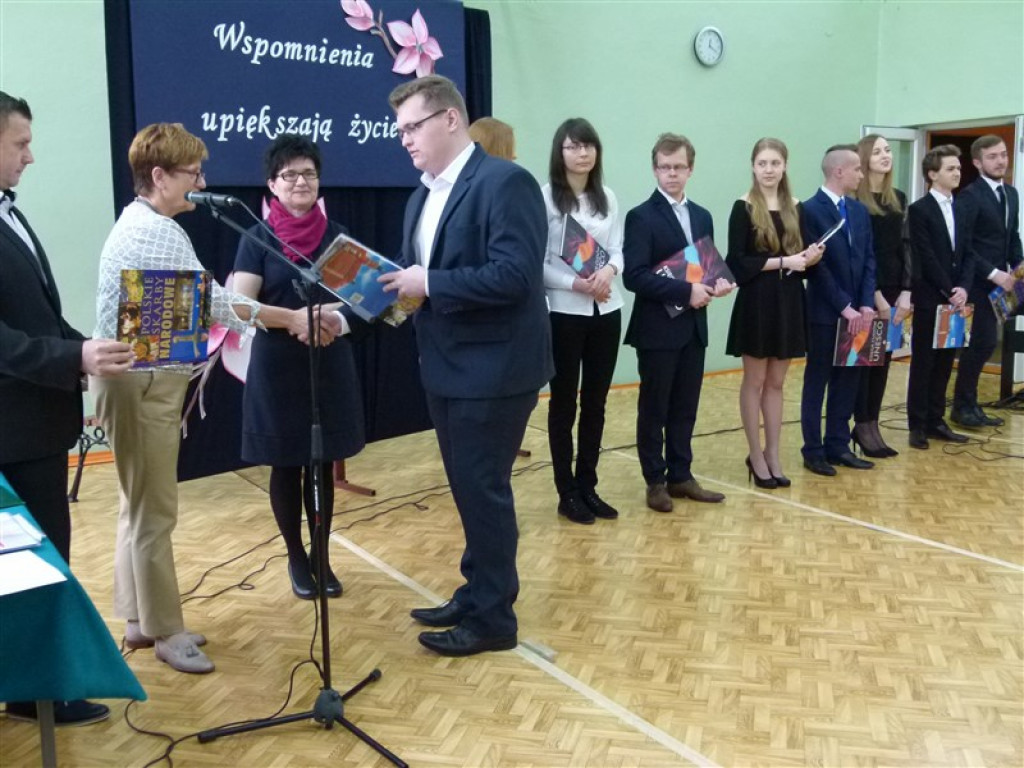 Trzecioklasiści odebrali świadectwa