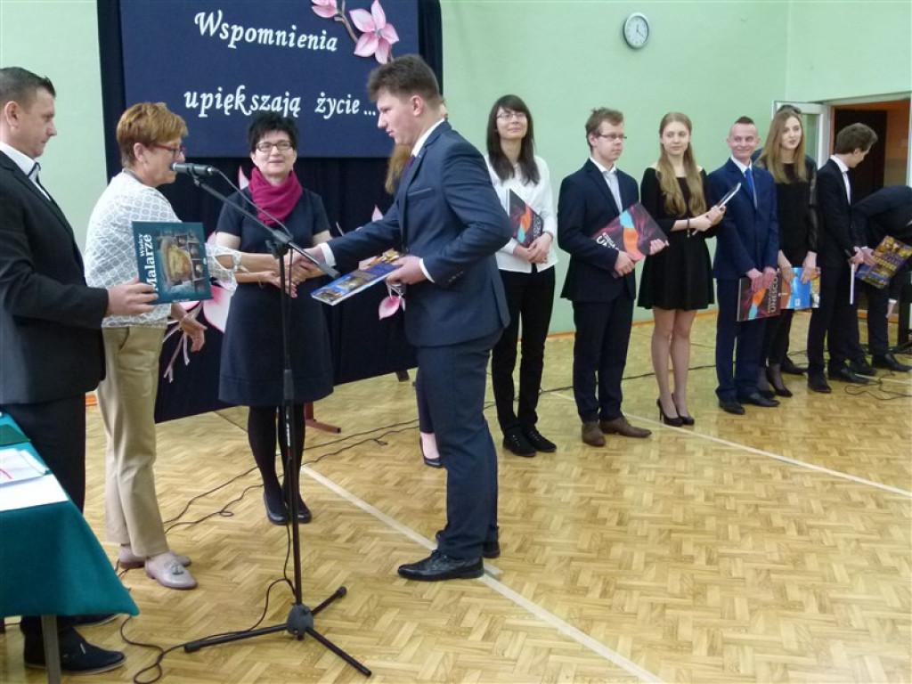 Trzecioklasiści odebrali świadectwa