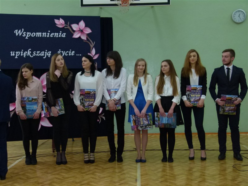 Trzecioklasiści odebrali świadectwa