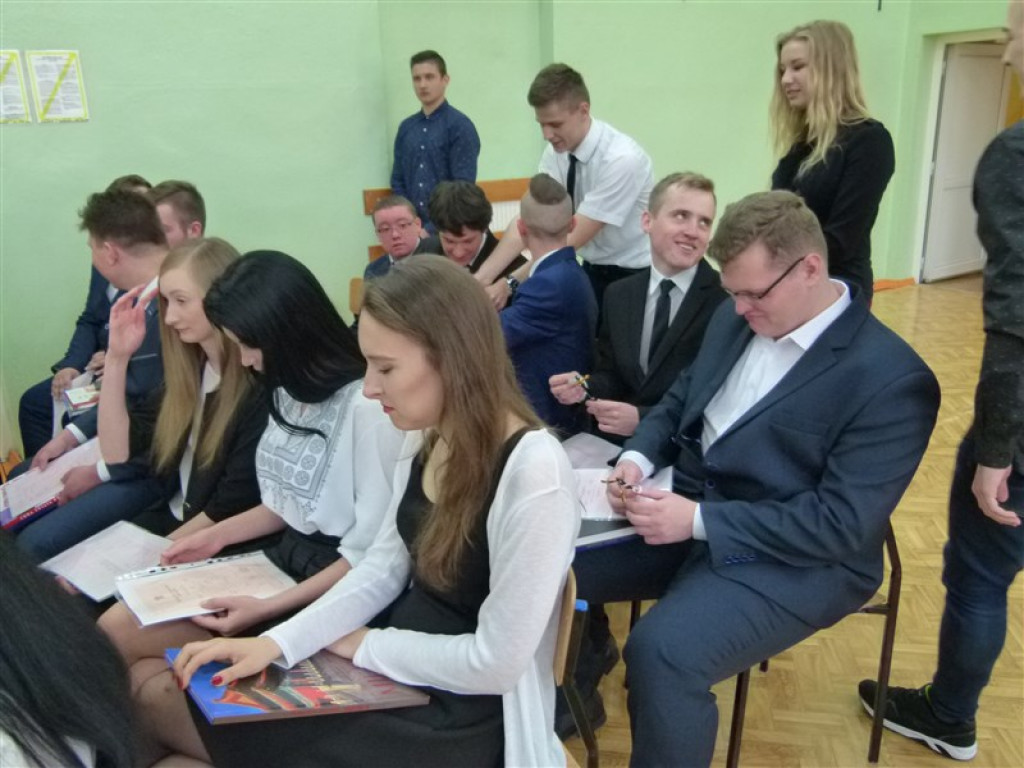 Trzecioklasiści odebrali świadectwa