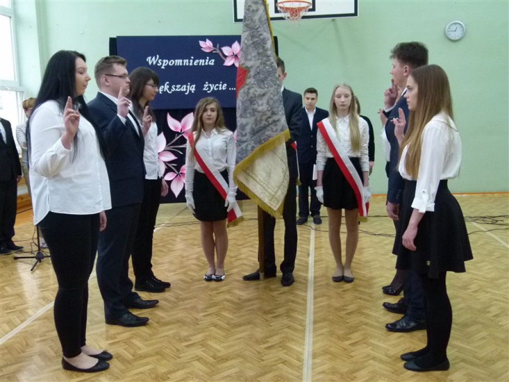 Trzecioklasiści odebrali świadectwa