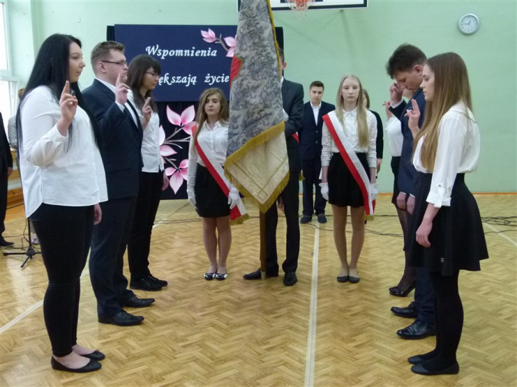 Trzecioklasiści odebrali świadectwa