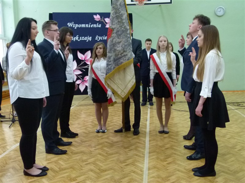 Trzecioklasiści odebrali świadectwa