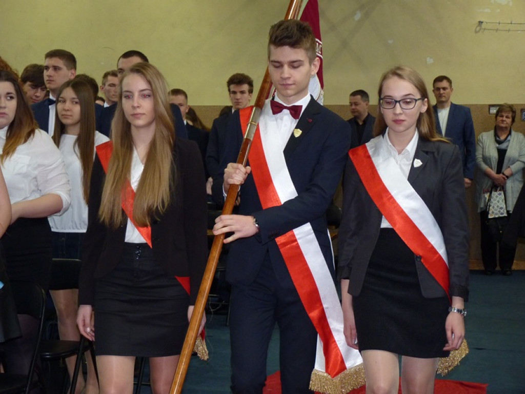 Maturzyści i dyrektor Skoneczna żegnali się z 