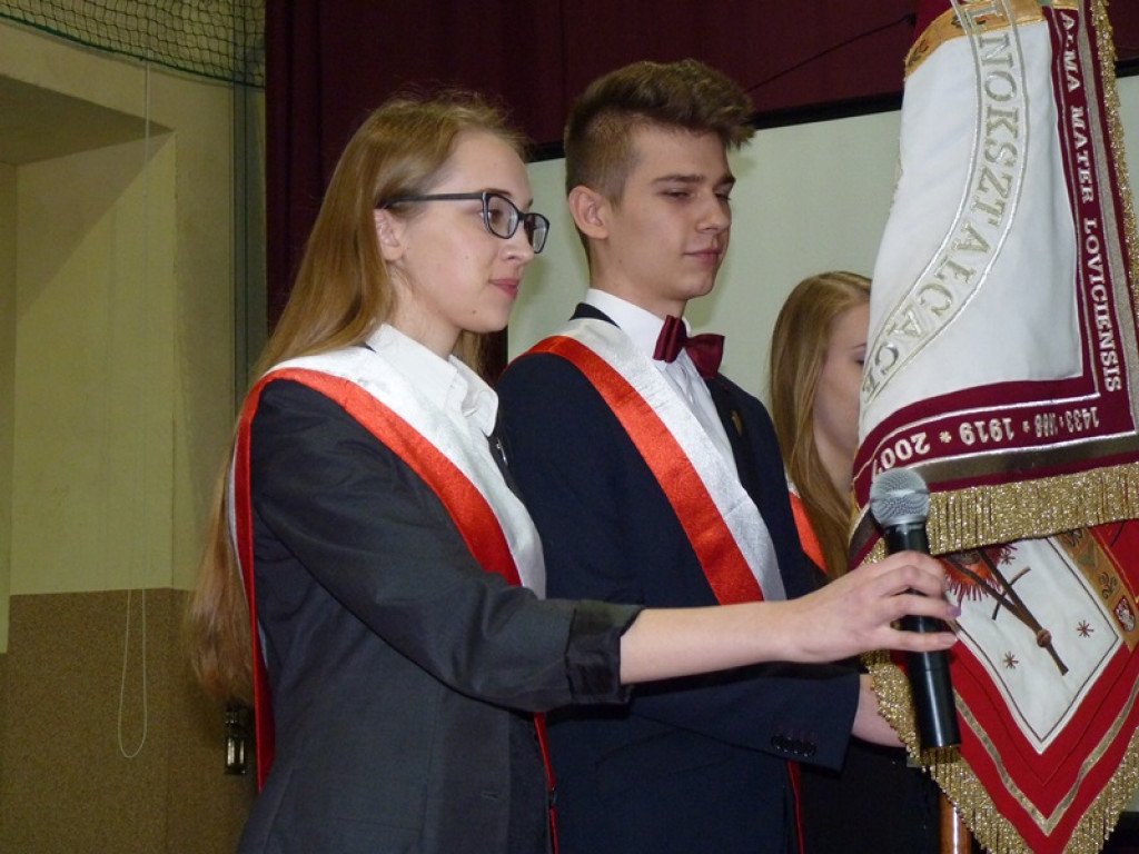 Maturzyści i dyrektor Skoneczna żegnali się z 