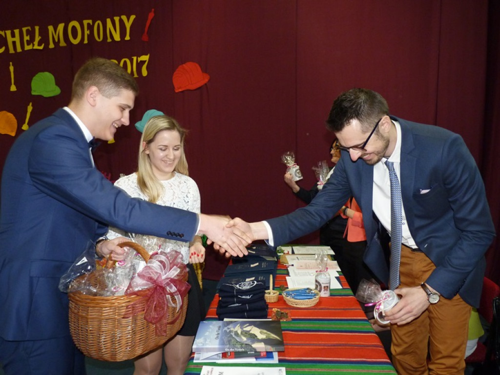 Maturzyści i dyrektor Skoneczna żegnali się z 