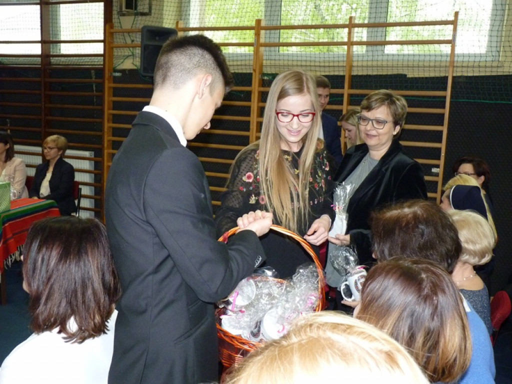 Maturzyści i dyrektor Skoneczna żegnali się z 
