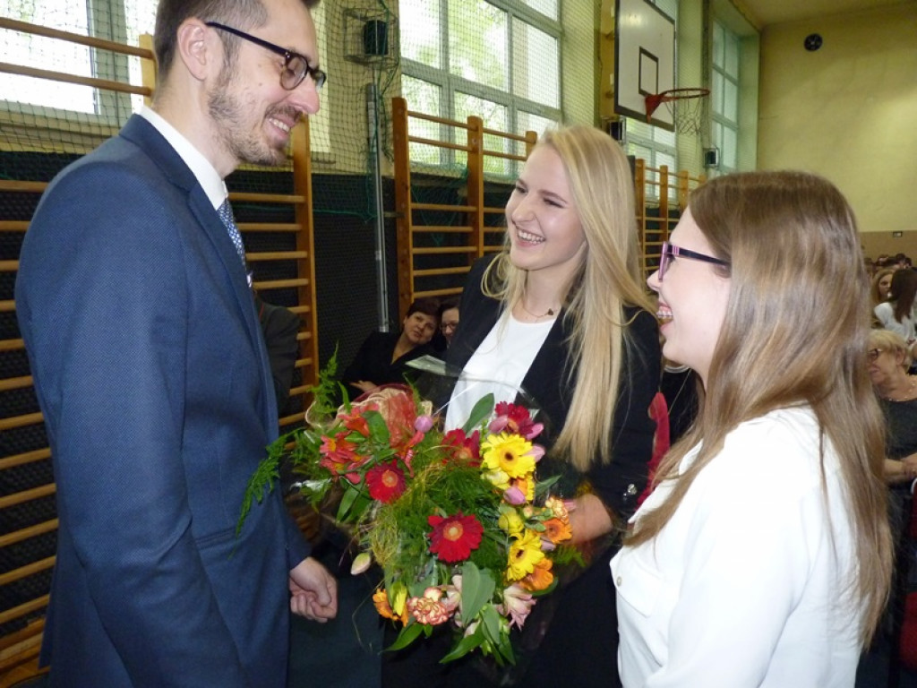 Maturzyści i dyrektor Skoneczna żegnali się z 
