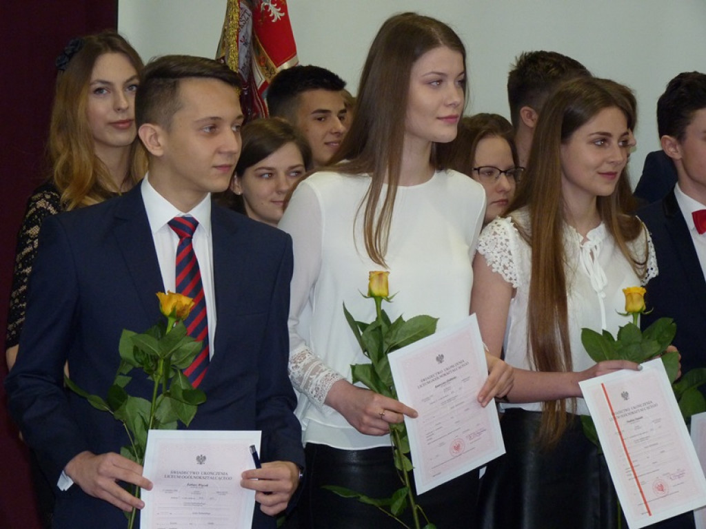 Maturzyści i dyrektor Skoneczna żegnali się z 