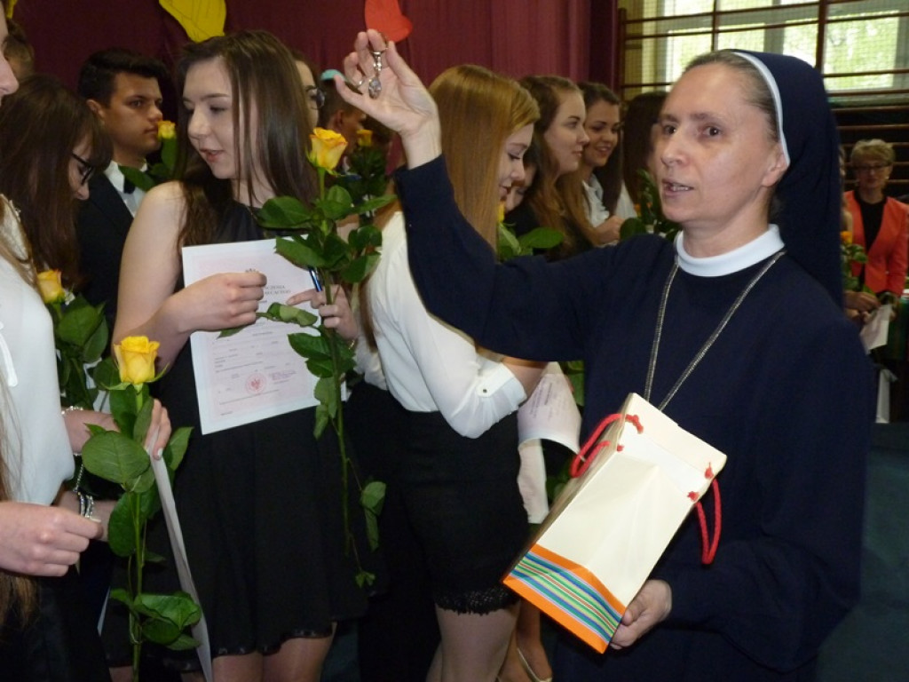 Maturzyści i dyrektor Skoneczna żegnali się z 
