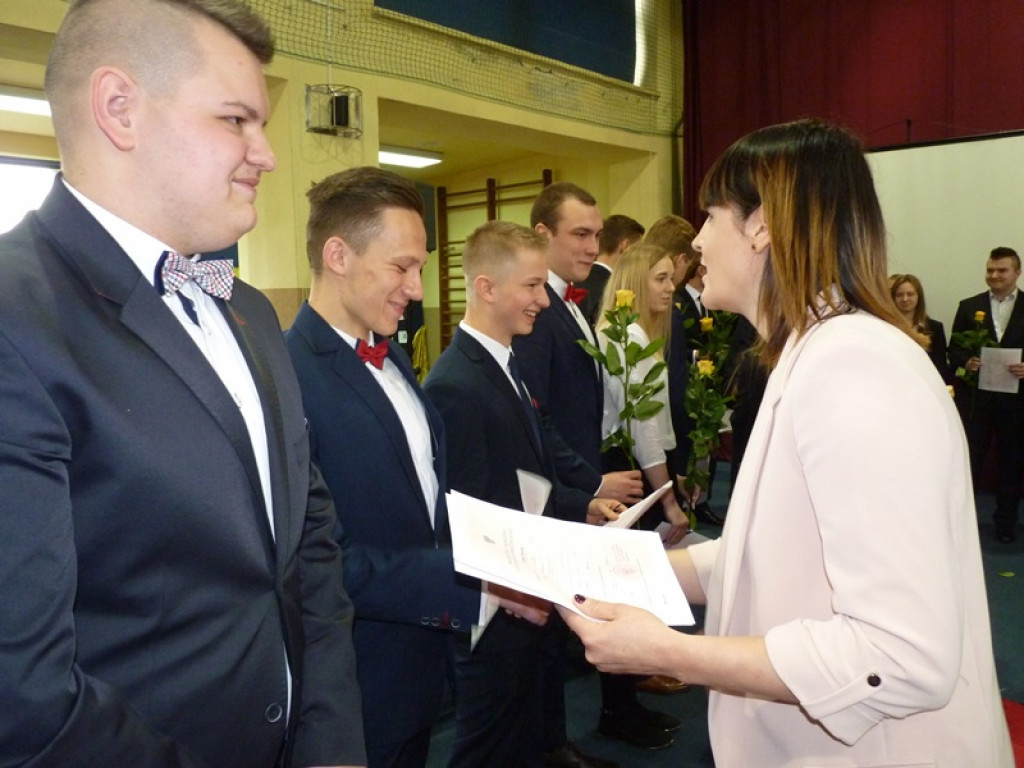 Maturzyści i dyrektor Skoneczna żegnali się z 