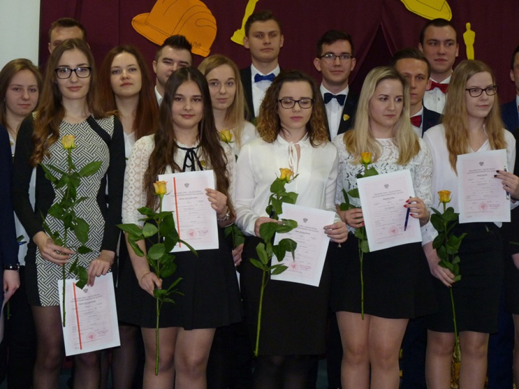 Maturzyści i dyrektor Skoneczna żegnali się z 