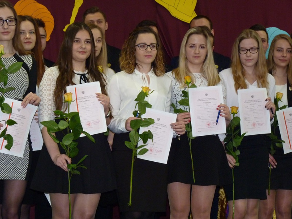 Maturzyści i dyrektor Skoneczna żegnali się z 