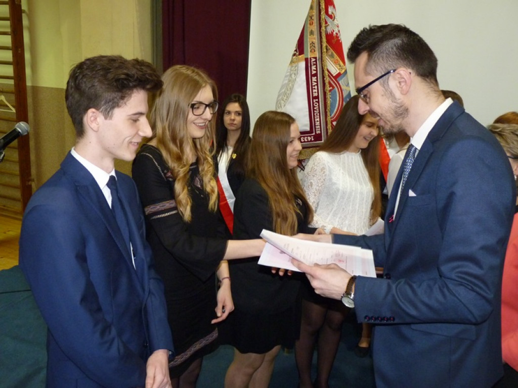 Maturzyści i dyrektor Skoneczna żegnali się z 