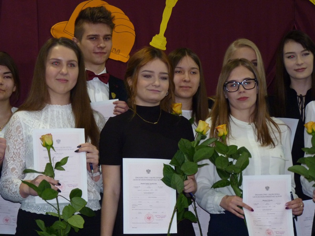 Maturzyści i dyrektor Skoneczna żegnali się z 