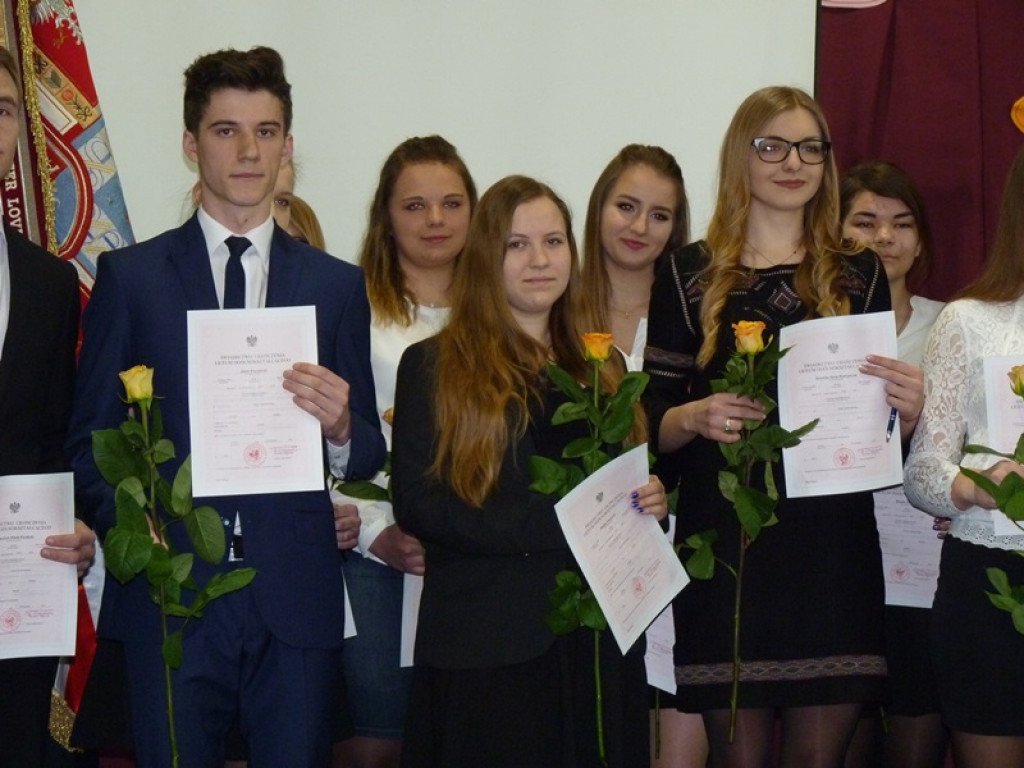 Maturzyści i dyrektor Skoneczna żegnali się z 