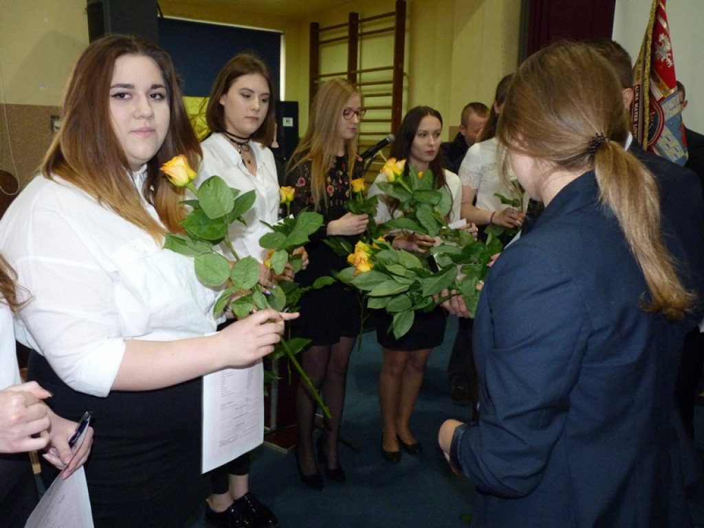 Maturzyści i dyrektor Skoneczna żegnali się z 