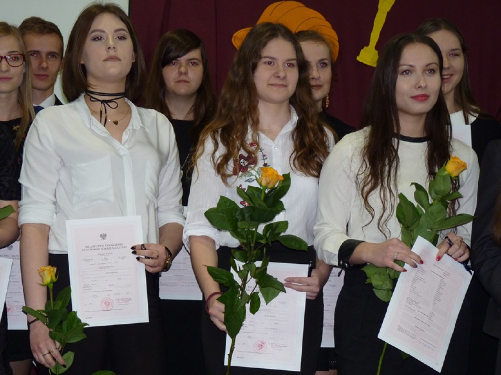 Maturzyści i dyrektor Skoneczna żegnali się z 