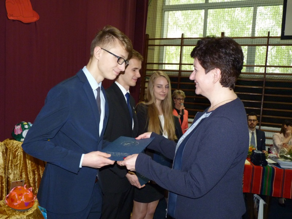 Maturzyści i dyrektor Skoneczna żegnali się z 