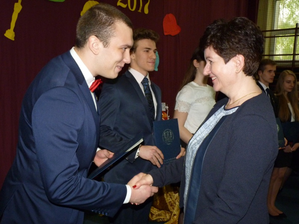 Maturzyści i dyrektor Skoneczna żegnali się z 