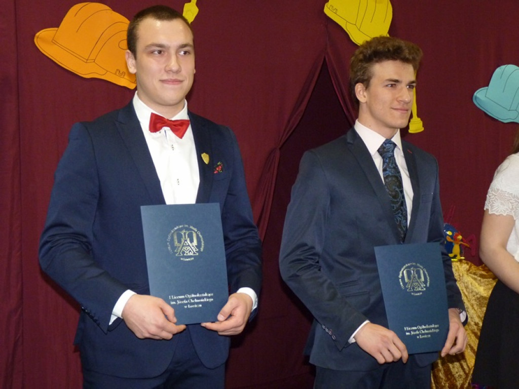 Maturzyści i dyrektor Skoneczna żegnali się z 