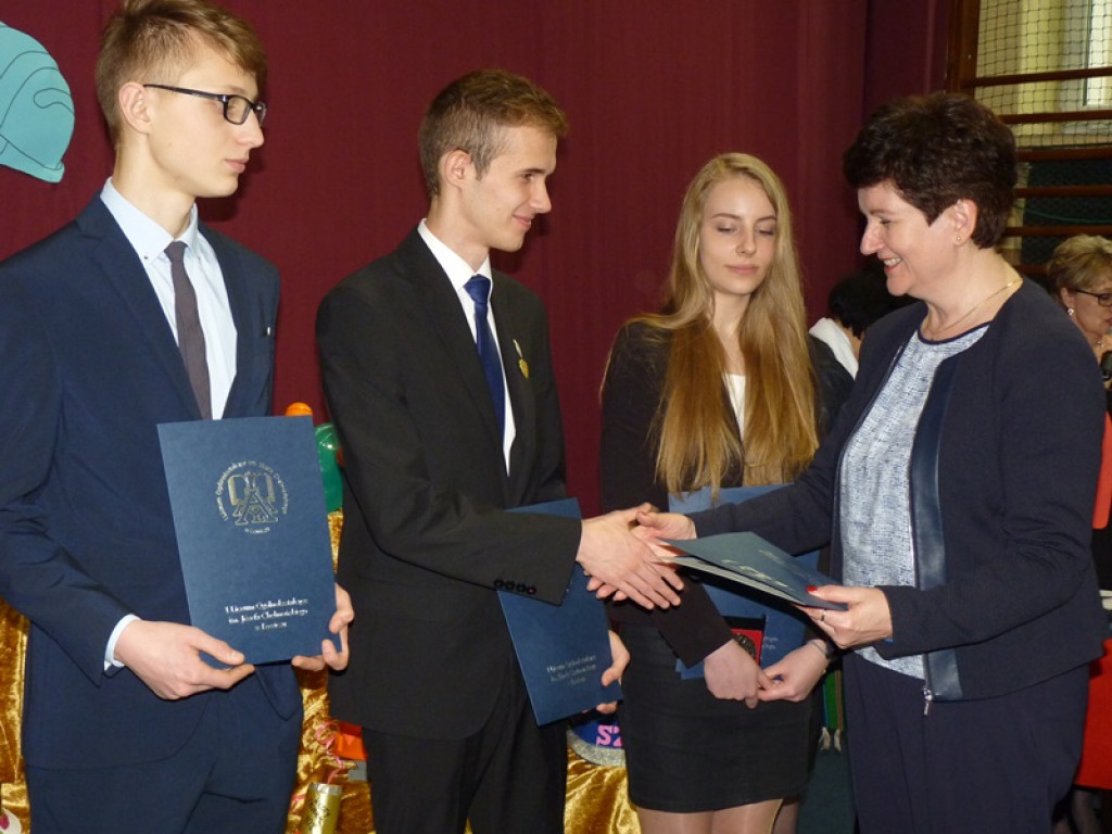 Maturzyści i dyrektor Skoneczna żegnali się z 