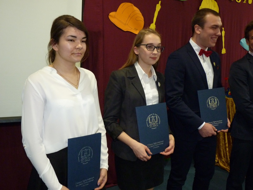 Maturzyści i dyrektor Skoneczna żegnali się z 