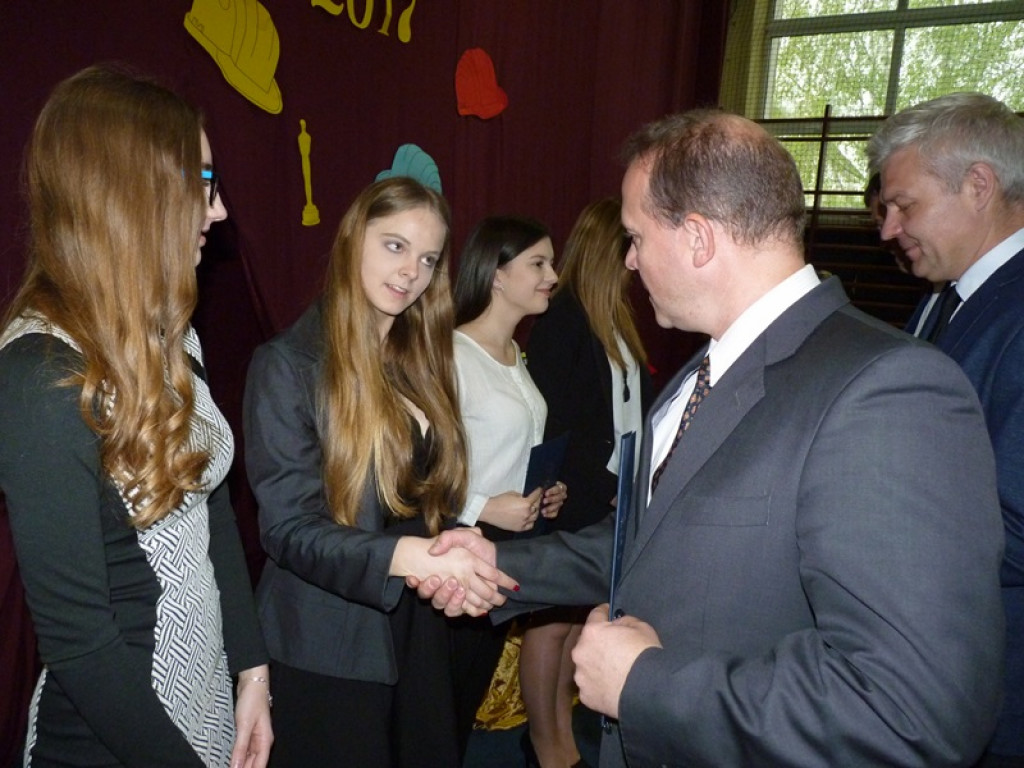 Maturzyści i dyrektor Skoneczna żegnali się z 
