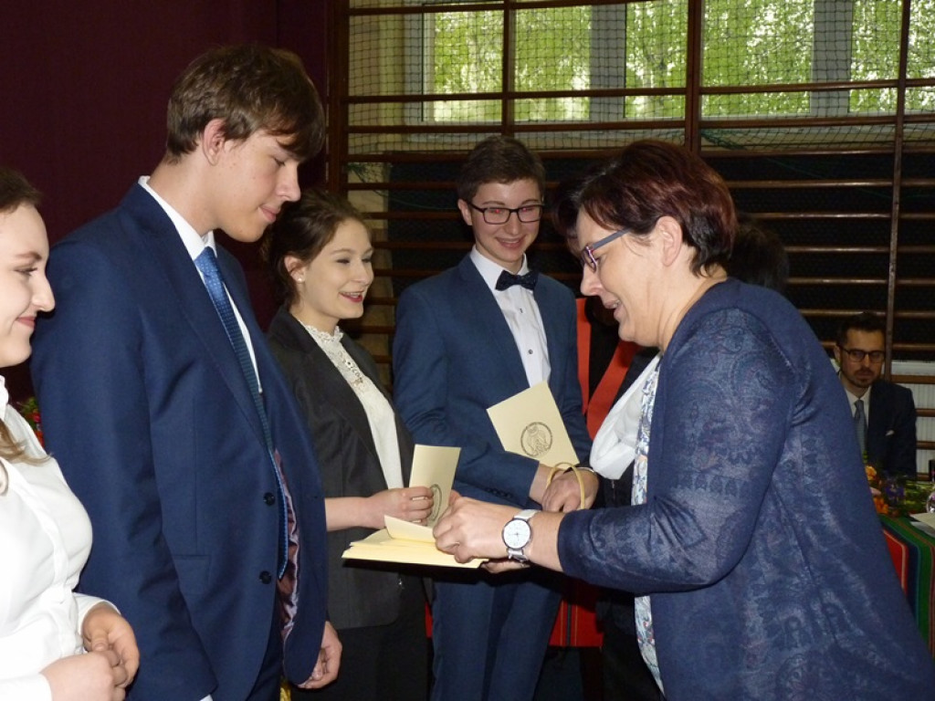 Maturzyści i dyrektor Skoneczna żegnali się z 