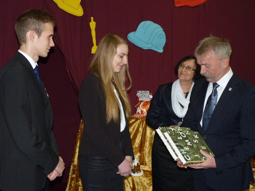 Maturzyści i dyrektor Skoneczna żegnali się z 